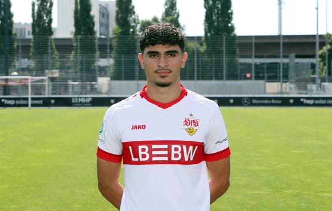 12.08.24 U19 VfB Stuttgart Fototermin Saison 2024 2025 Deutschland, Stuttgart, 12.08.2024, Fussball, U19-DFB-Nachwuchsliga, U19 VfB Stuttgart Fototermin Saison 2024 2025: Emirhan Agzikara.