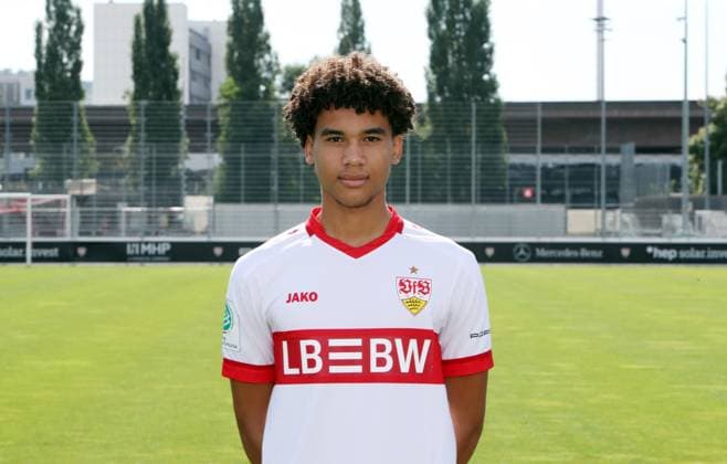 12.08.24 U19 VfB Stuttgart Fototermin Saison 2024 2025 Deutschland, Stuttgart, 12.08.2024, Fussball, U19-DFB-Nachwuchsliga, U19 VfB Stuttgart Fototermin Saison 2024 2025: Kenny Freßle.