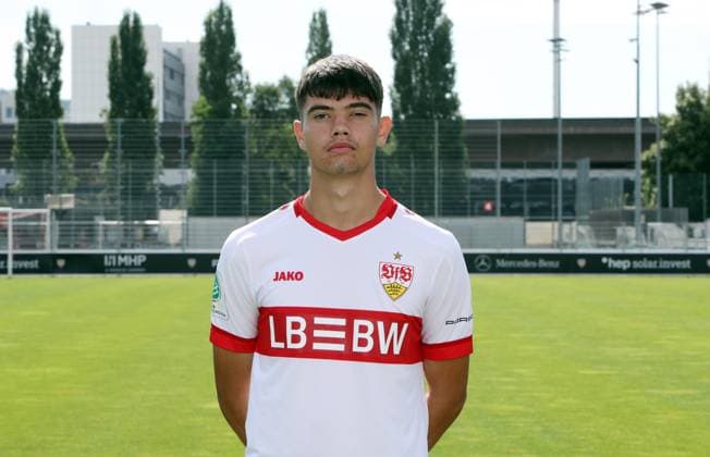 12.08.24 U19 VfB Stuttgart Fototermin Saison 2024 2025 Deutschland, Stuttgart, 12.08.2024, Fussball, U19-DFB-Nachwuchsliga, U19 VfB Stuttgart Fototermin Saison 2024 2025: Mirza Catovic.