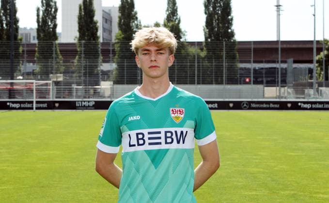 12.08.24 U19 VfB Stuttgart Fototermin Saison 2024 2025 Deutschland, Stuttgart, 12.08.2024, Fussball, U19-DFB-Nachwuchsliga, U19 VfB Stuttgart Fototermin Saison 2024 2025: Robin Dittrich.