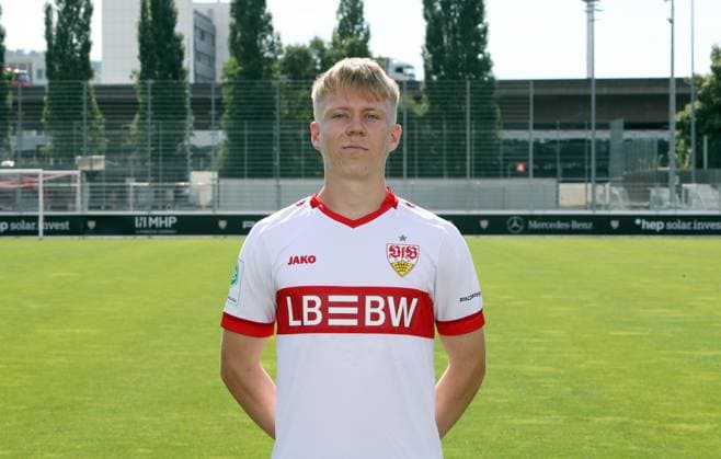 12.08.24 U19 VfB Stuttgart Fototermin Saison 2024 2025 Deutschland, Stuttgart, 12.08.2024, Fussball, U19-DFB-Nachwuchsliga, U19 VfB Stuttgart Fototermin Saison 2024 2025: Julian Lüers.