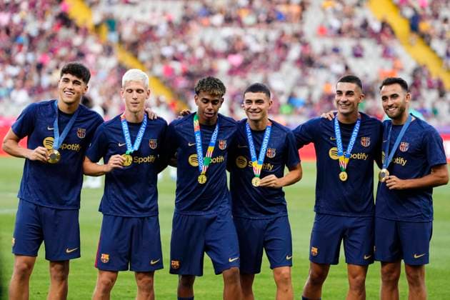 Bilder des Jahres 2024, Sport 08 August Sport Themen der Woche KW33 Sport Bilder des Tages FC Barcelona, Barca v AS Monaco - Trofeu Joan Gamper (L-R) Pau Cubarsi, Dani Olmo, Lamine Yamal, Pedri, Ferran Torres and Eric Garcia winners of Gold medal in JJ.OO or UEFA EURO, EM, Europameisterschaft,Fussball Cup prior the Joan Gmaper Trophy match between FC Barcelona and AS Monaco at Estadi Olimpic Lluis Companys on August 12, 2024 in Barcelona, Spain. Barcelona Spain  Copyright: xJosexBretonx originalFilename:bretonhernandez-fcbarcel240812_npZ3k.jpg