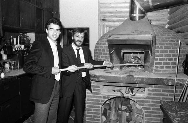 17.03.82 Hansi Müller Italienisches Restaurant Deutschland, Stuttgart, 17.03.1982, Fussball, Bundesliga, VfB Stuttgart: Hansi Müller in einem italienischen Restaurant. *** 17 03 82 Hansi Müller Italian restaurant Germany, Stuttgart, 17 03 1982, Soccer, Bundesliga, VfB Stuttgart Hansi Müller in an Italian restaurant