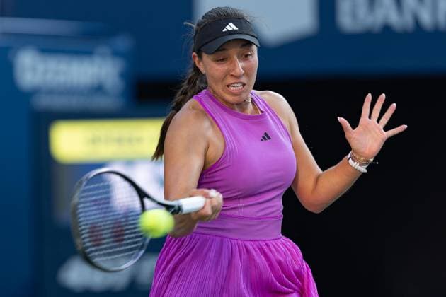 TORONTO, ON - AUGUST 12: Jessica Pegula of the United States hits a shot during the National Bank Open Final, part of the WTA, Tennis Damen Tour, at Sobeys Stadium on August 12, 2024 in Toronto, Canada. (Photo by Julian Avram Icon Sportswire) TENNIS: AUG 12 National Bank Open EDITORIAL USE ONLY Icon2408120031