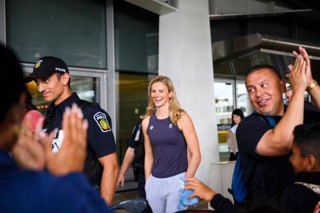 August 12, 2024, Toronto, On, Canada: Olympic medalist Summer McIntosh is cheered by fans after arriving at Pearson airport following the 2024 Paris Olympic Games, Olympische Spiele, Olympia, OS in Toronto, Monday, Aug. 12, 2024. Canada News - August 12, 2024 - ZUMAc35_ 0753970032st Copyright: xChristopherxKatsarovx