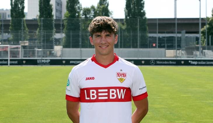 Stuttgart , Fototermin , Jannik Oettinger ; VfB Stuttgart U19; DFB-Nachwuchsliga; Porträttermin 2024 2025