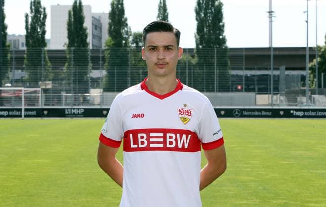 Stuttgart , Fototermin , Ivan Knezevic. ; VfB Stuttgart U19; DFB-Nachwuchsliga; Porträttermin 2024 2025