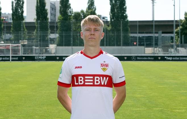Stuttgart , Fototermin , Julian Lüers ; VfB Stuttgart U19; DFB-Nachwuchsliga; Porträttermin 2024 2025