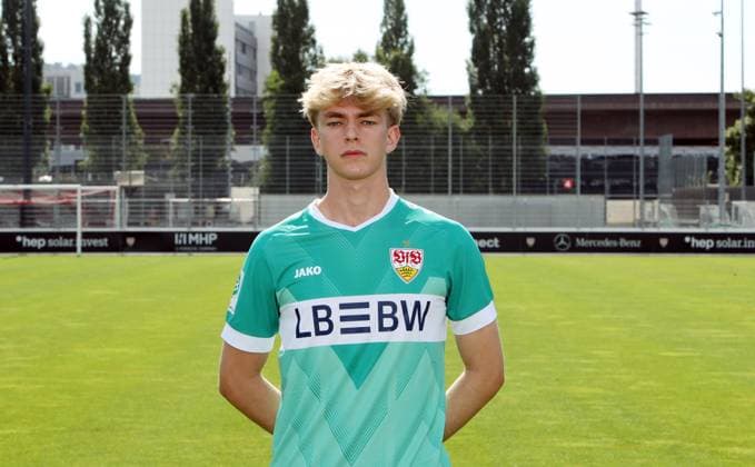 Stuttgart , Fototermin , Robin Dittrich ; VfB Stuttgart U19; DFB-Nachwuchsliga; Porträttermin 2024 2025