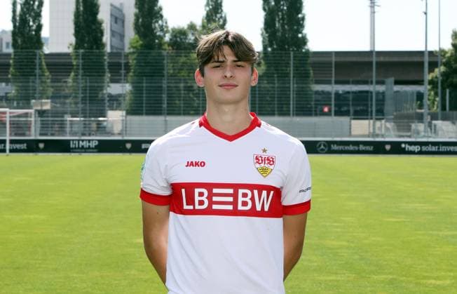 Stuttgart , Fototermin , Matthaios Tsigkas ; VfB Stuttgart U19; DFB-Nachwuchsliga; Porträttermin 2024 2025