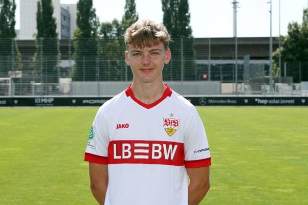 Stuttgart , Fototermin , Yanik Spalt ; VfB Stuttgart U19; DFB-Nachwuchsliga; Porträttermin 2024 2025