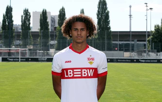 Stuttgart , Fototermin ,Elijah Scott ; VfB Stuttgart U19; DFB-Nachwuchsliga; Porträttermin 2024 2025
