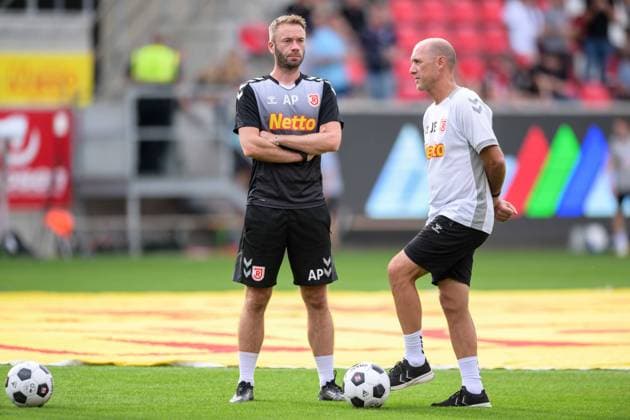 Fußball, 2. Bundesliga, 20240809, SSV Jahn Regensburg - SSV Ulm 1846. Im Bild Co-Trainer des SSV Jahn Regensubrg Andreas PATZ unf Trainer des SSV Jahn Regensubrg Joe ENOCHS beobachtet verfolgt Aufwärmen. Regensburg Jahnstadion Bayern Deutschland Copyright: Passion2Press MarkusxFischerx