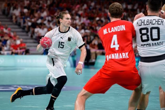 Paris, Frankreich: Handball Olympia Herren - Finale - Deutschland - Dänemark Juri Knorr (Deutschland), Daenemarks Magnus Landin, Jannik Kohlbacher (Deutschland) Lille Stade Pierre Mauroy Frankreich