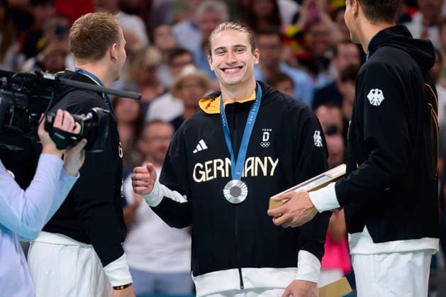 Paris, Frankreich: Handball Olympia Herren - Finale - Deutschland - Dänemark Juri Knorr (Deutschland) lachend laechelnd gut gelaunt grinst grinsend Lille Stade Pierre Mauroy Frankreich