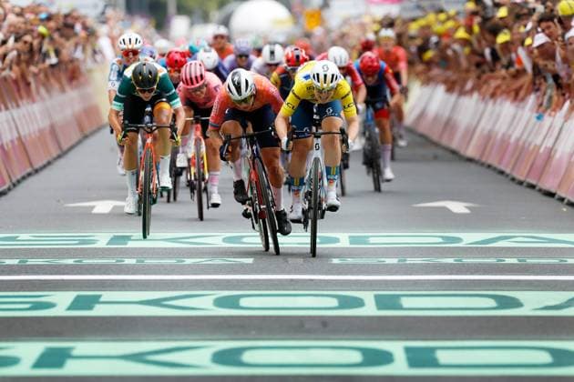 Bilder des Jahres 2024, Sport 08 August Sport Themen der Woche KW33 Sport Bilder des Tages ROTTERDAM - Charlotte Kool (R) sprints to victory with Lorena Wiebes (M) and Marianne Vos (L) during the second stage of the Tour de France Femmes, the Tour de France for women, from Dordrecht to Rotterdam. The multi-day cycling tour is part of the UCI Women s WorldTour and lasts until August 18. ANP BAS CZERWINSKI 776188944 2024 xVIxANPxSportx xxANPxIVx 505925644 originalFilename: 505925644.jpg