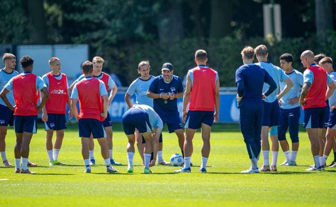 Fussball, Herren, Saison 2024 25, 2. Bundesliga, Hertha BSC, Training, Ansprache von Trainer Cristian Fiel (Hertha BSC) im Kreis, 13.08. 2024,