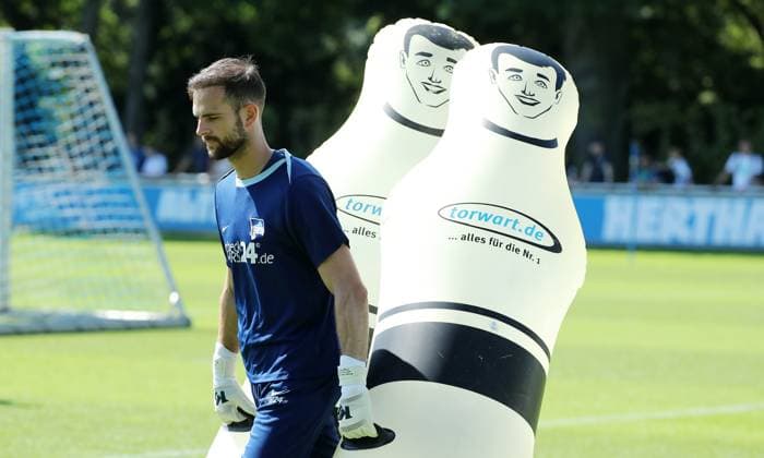 Torwart Marius Gersbeck zieht zwei Dummies Aktion Oberkörper Fußball Fussball Saison 2024 2025 2.Bundesliga Herren DFL 13.08.2024 Training Auftakttrainining Hertha BSC Berlin DFL regulations prohibit any use of photographs as image sequences and or quasi-video.