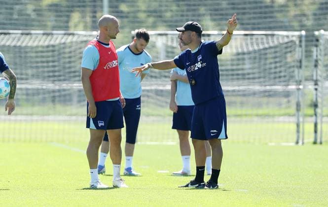 Trainer Cristian Fiel redet mit Toni Leistner Fußball Fussball Saison 2024 2025 2.Bundesliga Herren DFL 13.08.2024 Training Auftakttrainining Hertha BSC Berlin DFL regulations prohibit any use of photographs as image sequences and or quasi-video.