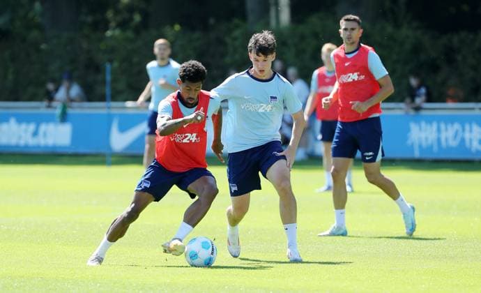 Jeremy Dudziak im Zweikampf mit Julius Gottschalk Spielszene Aktion Fußball Fussball Saison 2024 2025 2.Bundesliga Herren DFL 13.08.2024 Training Auftakttrainining Hertha BSC Berlin DFL regulations prohibit any use of photographs as image sequences and or quasi-video.