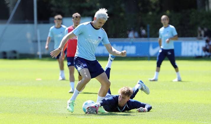 Marten Winkler im Zweikampf mit Torwart Tim Goller Spielszene Aktion Fußball Fussball Saison 2024 2025 2.Bundesliga Herren DFL 13.08.2024 Training Auftakttrainining Hertha BSC Berlin DFL regulations prohibit any use of photographs as image sequences and or quasi-video.