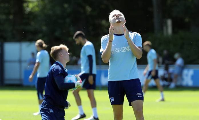 Marten Winkler enttäuscht nach vergebener Torchance Enttäuschung Fußball Fussball Saison 2024 2025 2.Bundesliga Herren DFL 13.08.2024 Training Auftakttrainining Hertha BSC Berlin DFL regulations prohibit any use of photographs as image sequences and or quasi-video.