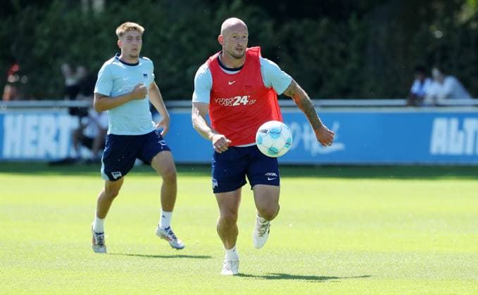 Toni Leistner am Ball Einzelbild Freisteller Aktion Fußball Fussball Saison 2024 2025 2.Bundesliga Herren DFL 13.08.2024 Training Auftakttrainining Hertha BSC Berlin DFL regulations prohibit any use of photographs as image sequences and or quasi-video.