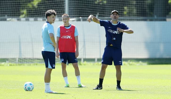 Trainer Cristian Fiel redend, zeigend, gestikulierend, li. Julius Gottschalk, Palko Dardai Fußball Fussball Saison 2024 2025 2.Bundesliga Herren DFL 13.08.2024 Training Auftakttrainining Hertha BSC Berlin DFL regulations prohibit any use of photographs as image sequences and or quasi-video.