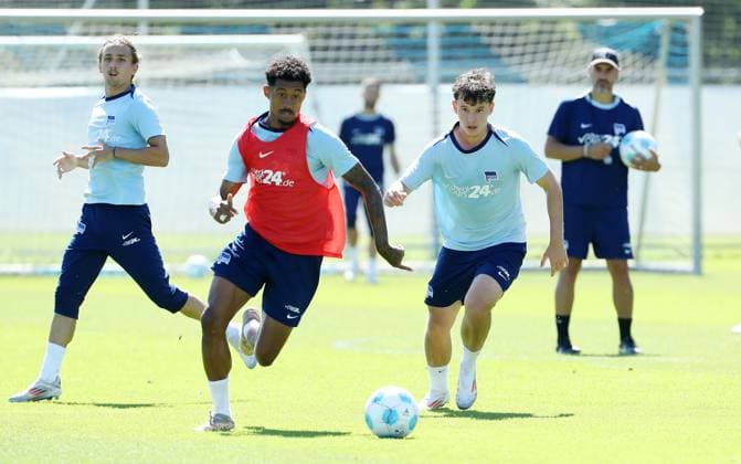 Jeremy Dudziak im Zweikampf mit Julius Gottschalk, dahinter Michal Karbownik, Trainer Cristian Fiel Fußball Fussball Saison 2024 2025 2.Bundesliga Herren DFL 13.08.2024 Training Auftakttrainining Hertha BSC Berlin DFL regulations prohibit any use of photographs as image sequences and or quasi-video.
