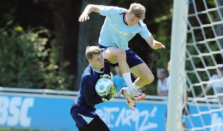 Marten Winkler im Zweikampf mit Torwart Tim Goller Spielszene Aktion Fußball Fussball Saison 2024 2025 2.Bundesliga Herren DFL 13.08.2024 Training Auftakttrainining Hertha BSC Berlin DFL regulations prohibit any use of photographs as image sequences and or quasi-video.