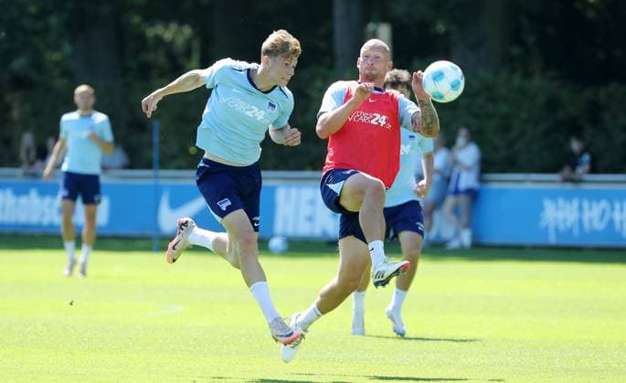 Sport Bilder des Tages Marten Winkler im Zweikampf mit Toni Leistner Spielszene Aktion Fußball Fussball Saison 2024 2025 2.Bundesliga Herren DFL 13.08.2024 Training Auftakttrainining Hertha BSC Berlin DFL regulations prohibit any use of photographs as image sequences and or quasi-video.