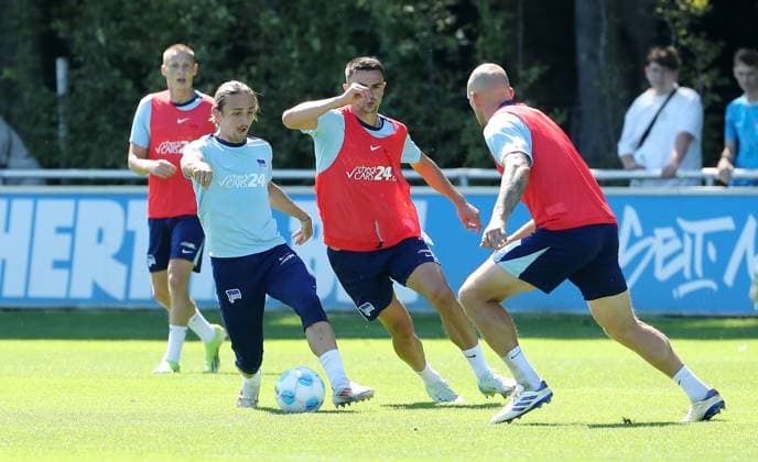 Michal Karbownik, Smail Prevljak, Toni Leistner Zweikampf Spielszene Aktion Fußball Fussball Saison 2024 2025 2.Bundesliga Herren DFL 13.08.2024 Training Auftakttrainining Hertha BSC Berlin DFL regulations prohibit any use of photographs as image sequences and or quasi-video.