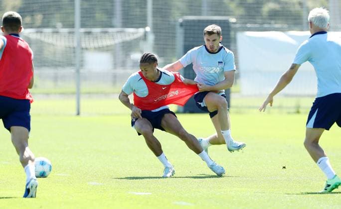 Derry Scherhant im Zweikampf mit Jonjoe Kenny Spielszene Aktion Fußball Fussball Saison 2024 2025 2.Bundesliga Herren DFL 13.08.2024 Training Auftakttrainining Hertha BSC Berlin DFL regulations prohibit any use of photographs as image sequences and or quasi-video.