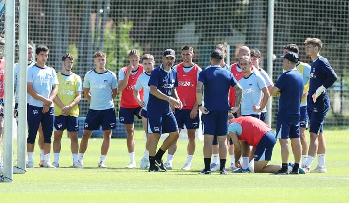 Trainer Cristian Fiel redet mit der Mannschaft Fußball Fussball Saison 2024 2025 2.Bundesliga Herren DFL 13.08.2024 Training Auftakttrainining Hertha BSC Berlin DFL regulations prohibit any use of photographs as image sequences and or quasi-video.