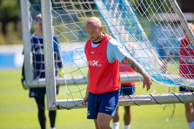 Fussball, Herren, Saison 2024 25, 2. Bundesliga, Hertha BSC, Training, Toni Leistner (Hertha BSC) trägt ein Tor, 13.08. 2024,