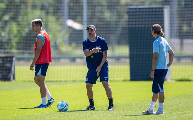 Fussball, Herren, Saison 2024 25, 2. Bundesliga, Hertha BSC, Training, v.l. Marc Oliver Kempf (Hertha BSC), Trainer Cristian Fiel (Hertha BSC), Michal Karbownik (Hertha BSC), 13.08. 2024,