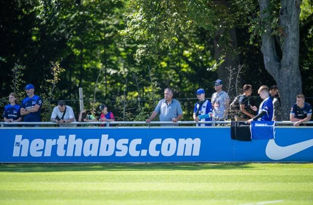 Fussball, Herren, Saison 2024 25, 2. Bundesliga, Hertha BSC, Training, Fans von Hertha, 13.08. 2024,
