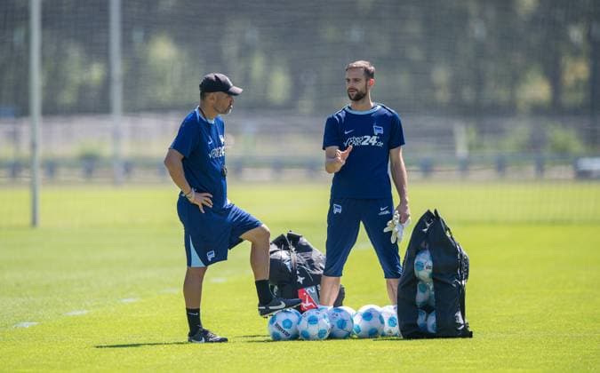 Fussball, Herren, Saison 2024 25, 2. Bundesliga, Hertha BSC, Training, v.l. Trainer Cristian Fiel (Hertha BSC), Torhüter Marius Gersbeck (Hertha BSC), 13.08. 2024,
