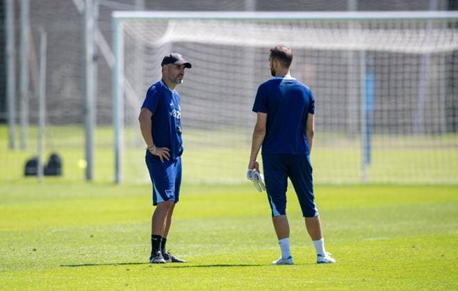 Fussball, Herren, Saison 2024 25, 2. Bundesliga, Hertha BSC, Training, v.l. Trainer Cristian Fiel (Hertha BSC), Torhüter Marius Gersbeck (Hertha BSC), 13.08. 2024,
