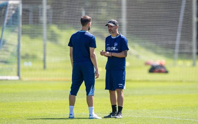 Fussball, Herren, Saison 2024 25, 2. Bundesliga, Hertha BSC, Training, v.l. Torhüter Marius Gersbeck (Hertha BSC), Trainer Cristian Fiel (Hertha BSC), 13.08. 2024,