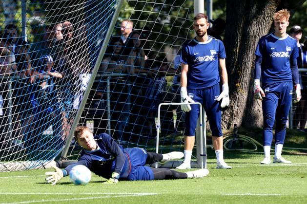 DEU, DFL, 2. FBL Hertha BSC, Training, 13.08.2024, Sportforum, Berlin, DEU, DFL, 2. FBL Hertha BSC, Training, im Bild Tjark Ernst (Hertha BSC Berlin 1), Marius Gersbeck (Hertha BSC Berlin 35) DFL - regulations prohibit any use of Photographs as image sequences and or quasi-video Foto: Juergen Engler nordphoto GmbH