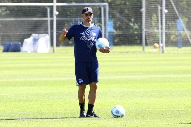 DEU, DFL, 2. FBL Hertha BSC, Training, 13.08.2024, Sportforum, Berlin, DEU, DFL, 2. FBL Hertha BSC, Training, im Bild Cheftrainer Cristian Fiel (Hertha BSC Berlin) DFL - regulations prohibit any use of Photographs as image sequences and or quasi-video Foto: Juergen Engler nordphoto GmbH