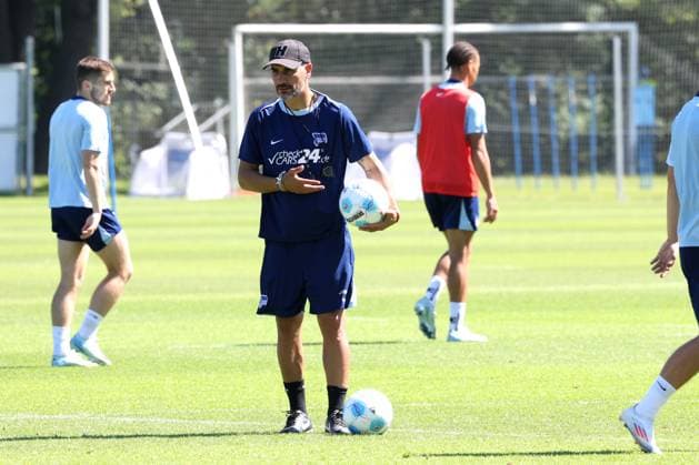 DEU, DFL, 2. FBL Hertha BSC, Training, 13.08.2024, Sportforum, Berlin, DEU, DFL, 2. FBL Hertha BSC, Training, im Bild Cheftrainer Cristian Fiel (Hertha BSC Berlin) DFL - regulations prohibit any use of Photographs as image sequences and or quasi-video Foto: Juergen Engler nordphoto GmbH
