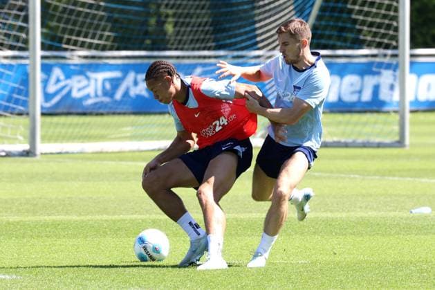 DEU, DFL, 2. FBL Hertha BSC, Training, 13.08.2024, Sportforum, Berlin, DEU, DFL, 2. FBL Hertha BSC, Training, im Bild Derry Scherhant (Hertha BSC Berlin 39), Jonjoe Kenny (Hertha BSC Berlin 16) DFL - regulations prohibit any use of Photographs as image sequences and or quasi-video Foto: Juergen Engler nordphoto GmbH