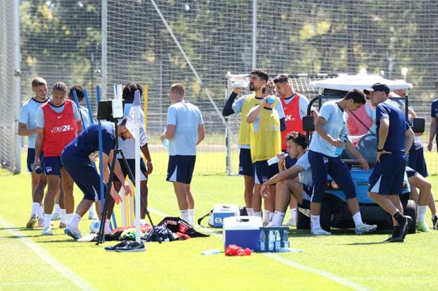 DEU, DFL, 2. FBL Hertha BSC, Training, 13.08.2024, Sportforum, Berlin, DEU, DFL, 2. FBL Hertha BSC, Training, im Bild Pause, Trinkpause DFL - regulations prohibit any use of Photographs as image sequences and or quasi-video Foto: Juergen Engler nordphoto GmbH