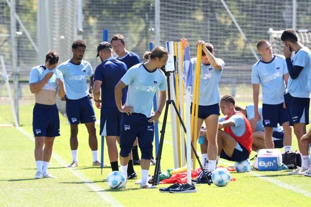 DEU, DFL, 2. FBL Hertha BSC, Training, 13.08.2024, Sportforum, Berlin, DEU, DFL, 2. FBL Hertha BSC, Training, im Bild Trinkpause, Hitze DFL - regulations prohibit any use of Photographs as image sequences and or quasi-video Foto: Juergen Engler nordphoto GmbH