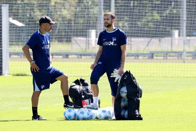 DEU, DFL, 2. FBL Hertha BSC, Training, 13.08.2024, Sportforum, Berlin, DEU, DFL, 2. FBL Hertha BSC, Training, im Bild Marius Gersbeck (Hertha BSC Berlin 35), Cheftrainer Cristian Fiel (Hertha BSC Berlin) DFL - regulations prohibit any use of Photographs as image sequences and or quasi-video Foto: Juergen Engler nordphoto GmbH