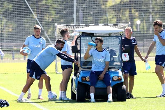 DEU, DFL, 2. FBL Hertha BSC, Training, 13.08.2024, Sportforum, Berlin, DEU, DFL, 2. FBL Hertha BSC, Training, im Bild Trinkpause, Ibrahim Maza (Hertha BSC Berlin 10), Andreas Bouchalakis (Hertha BSC Berlin 5), Jonjoe Kenny (Hertha BSC Berlin 16), Marton Dardai (Hertha BSC Berlin 31), Haris Tabakovic (Hertha BSC Berlin 25) DFL - regulations prohibit any use of Photographs as image sequences and or quasi-video Foto: Juergen Engler nordphoto GmbH