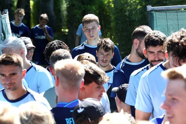 DEU, DFL, 2. FBL Hertha BSC, Training, 13.08.2024, Sportforum, Berlin, DEU, DFL, 2. FBL Hertha BSC, Training, im Bild Hertha-BSC Fans, Tjark Ernst (Hertha BSC Berlin 1), Diego Demme (Hertha BSC Berlin 6) DFL - regulations prohibit any use of Photographs as image sequences and or quasi-video Foto: Juergen Engler nordphoto GmbH