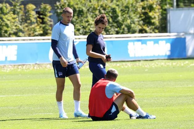 DEU, DFL, 2. FBL Hertha BSC, Training, 13.08.2024, Sportforum, Berlin, DEU, DFL, 2. FBL Hertha BSC, Training, im Bild Marc Oliver Kempf (Hertha BSC Berlin 4), Michael Cuisance (Hertha BSC Berlin 27), Physiotherapeutin Anne Kaube (Hertha BSC) DFL - regulations prohibit any use of Photographs as image sequences and or quasi-video Foto: Juergen Engler nordphoto GmbH